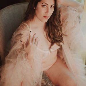 Frankie Sinclair | Sophisticated Singaporean Brunette